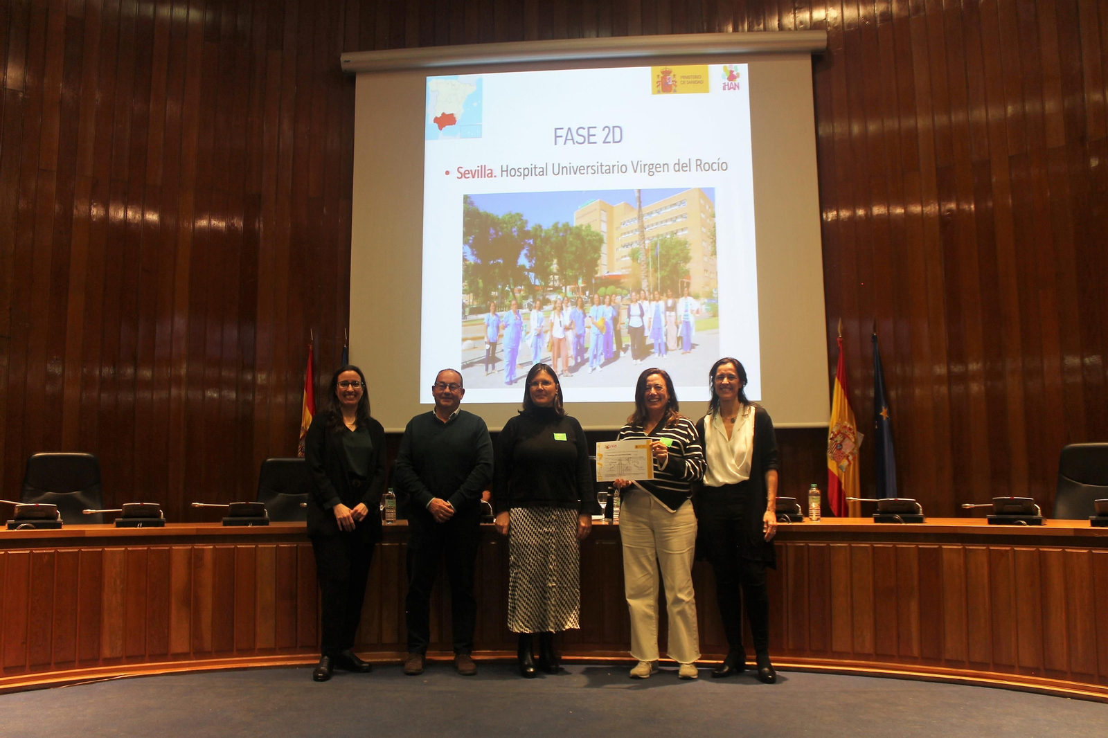 Los profesionales recogen el premio que reconoce su trabajo.