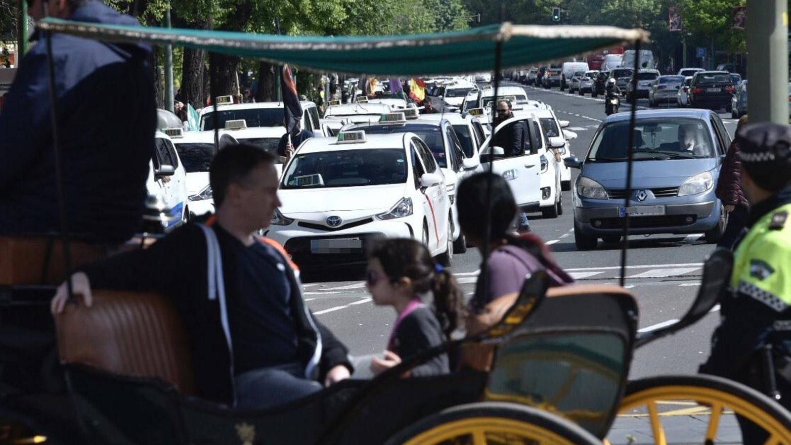 La protestas de taxis por la avenida de Torneo.