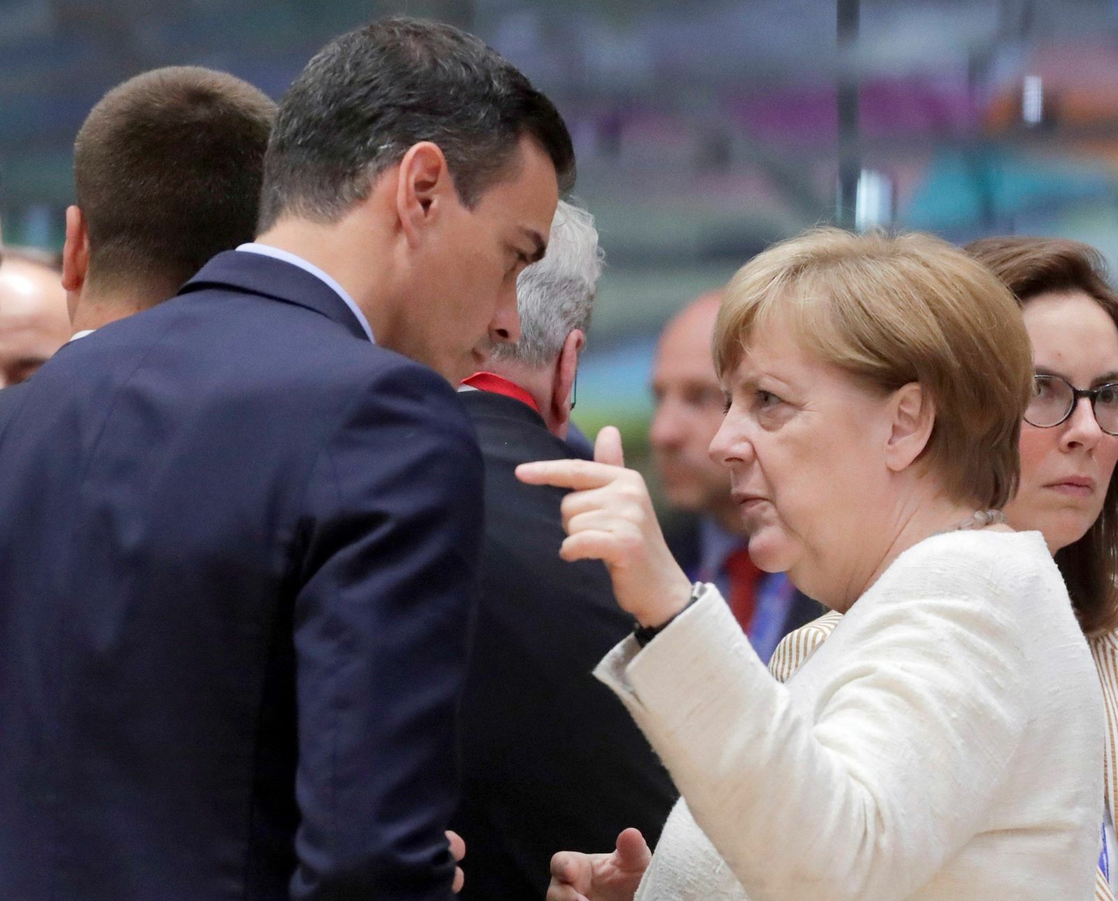 Pedro Sánchez habla con Angela Merkel durante la cumbre.
