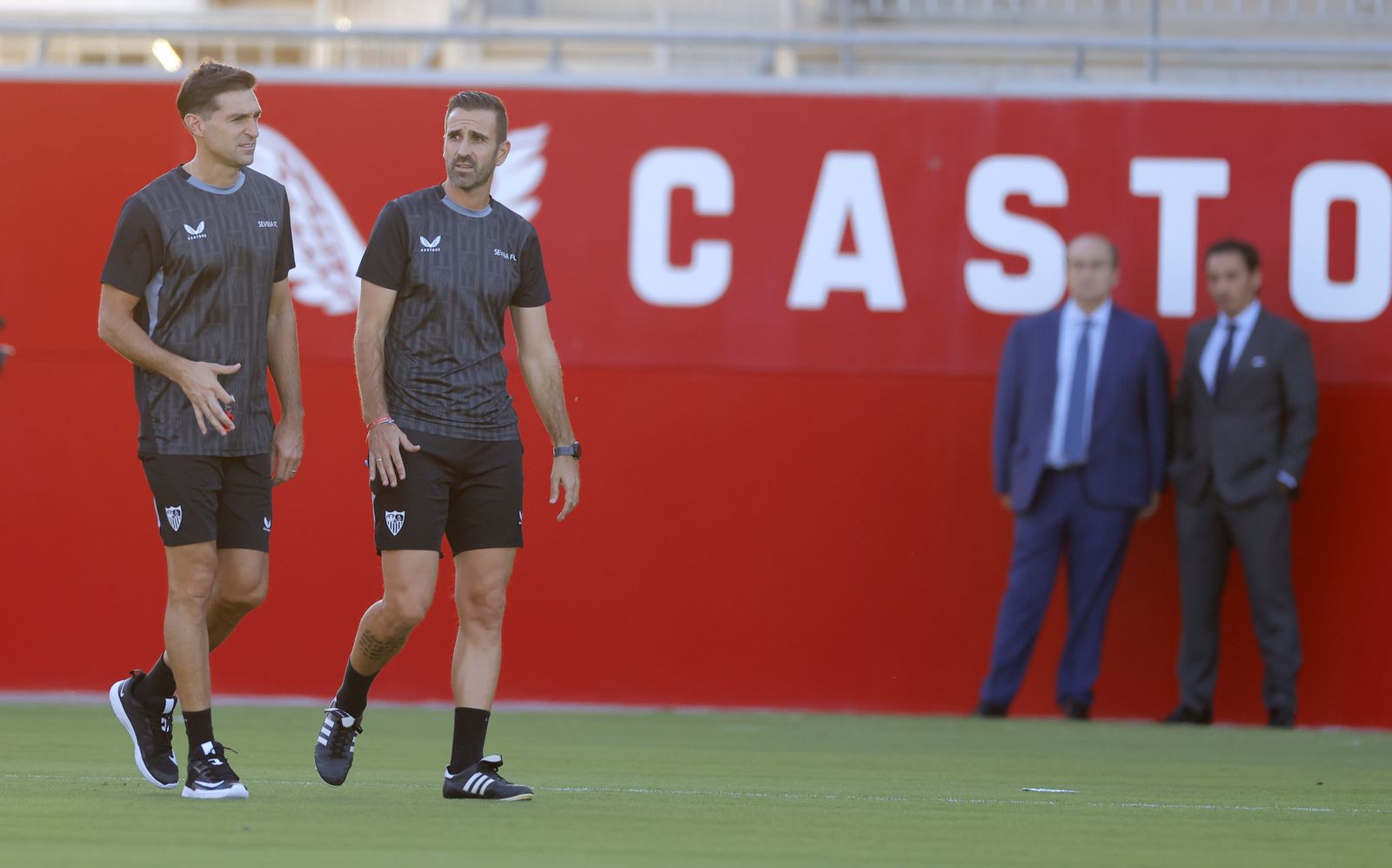 Diego Alonso conversa con un ayudante con Castro y Del Nido Carrasco al fondo.