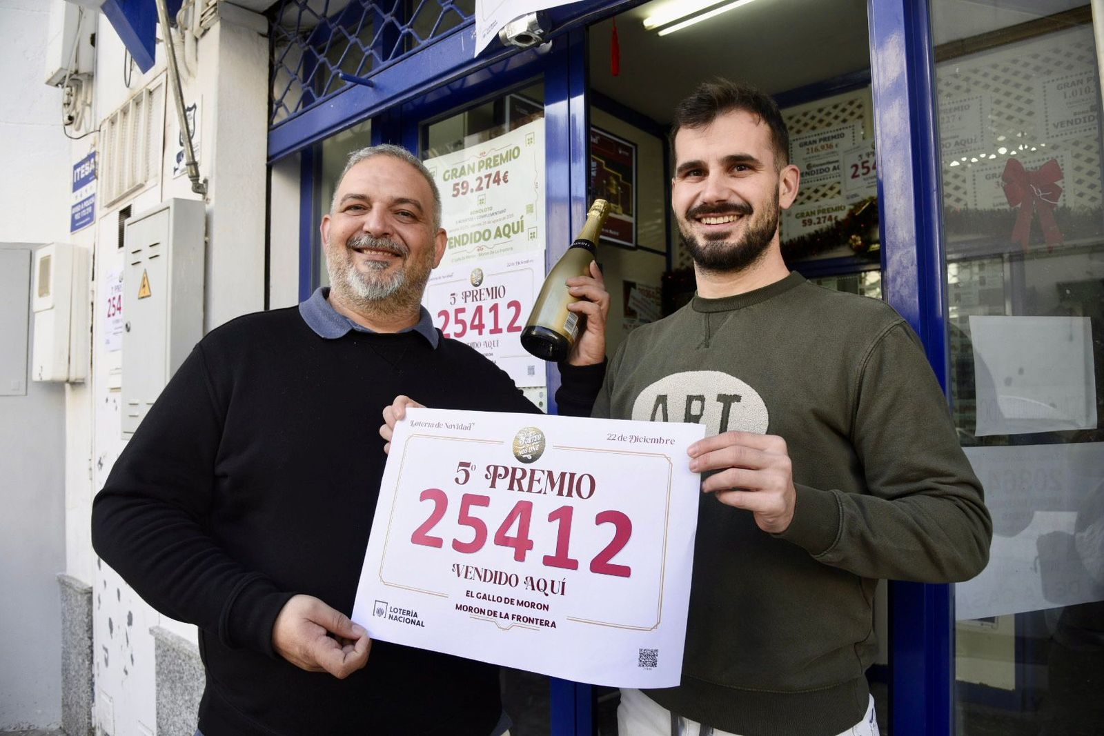 Víctor Andújar y Francisco Camacho, en la puerta de la administración de lotería El Gallo, en Morón de la Frontera.