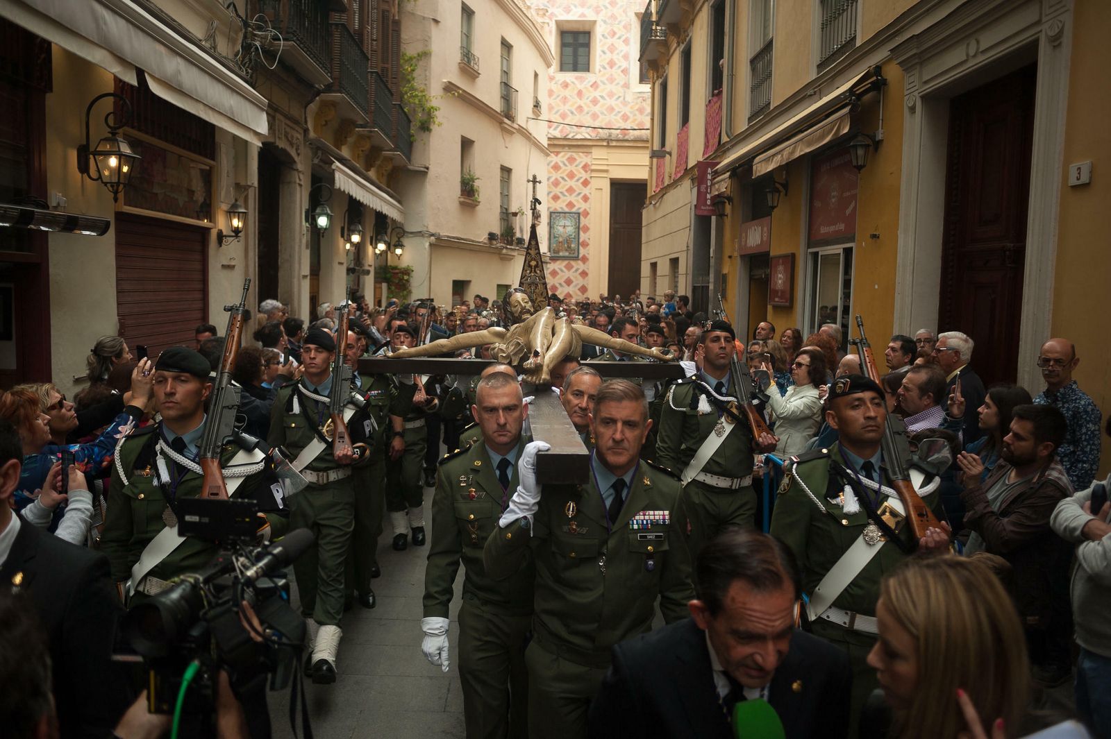 Fotos del desfile del traslado de Fusionadas en la Semana Santa de Málaga 2019.