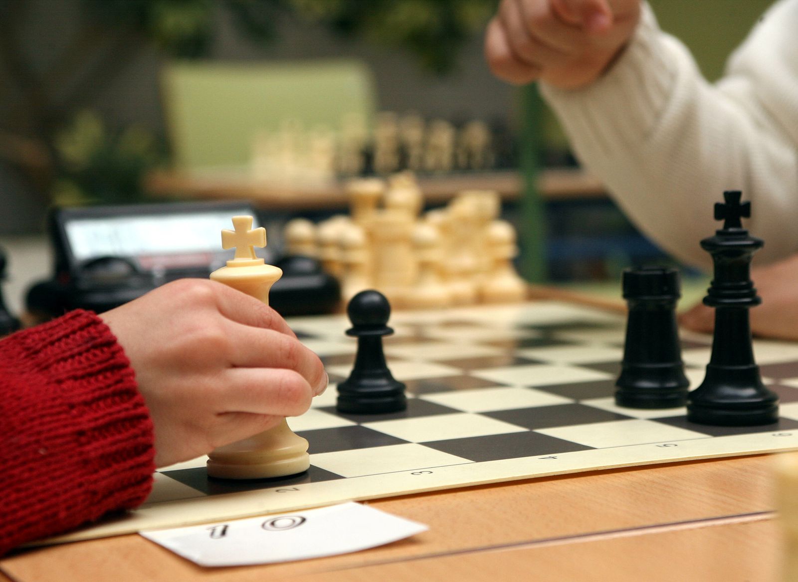 Dos alumnos juegan una partida de ajedrez.