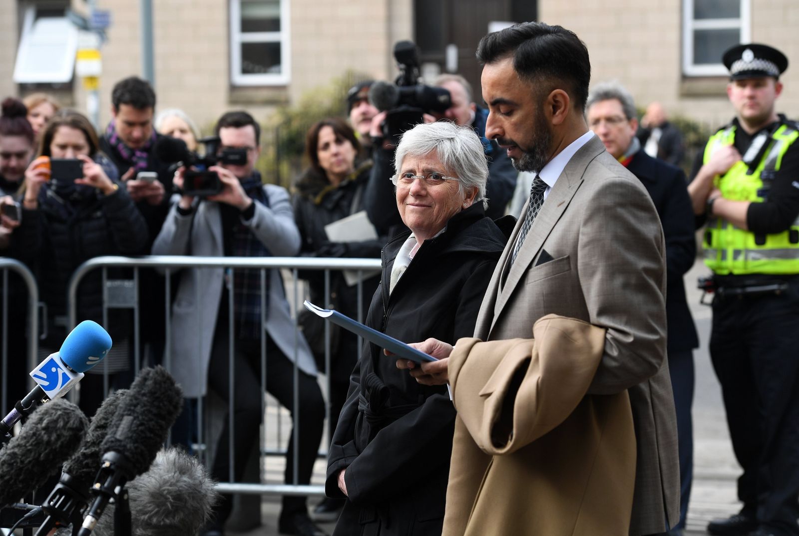 La exconsejera del gobierno autónomo de Cataluña Clara Ponsatí  escucha la breve declaración hecha por su abogado Aamer Anwar.