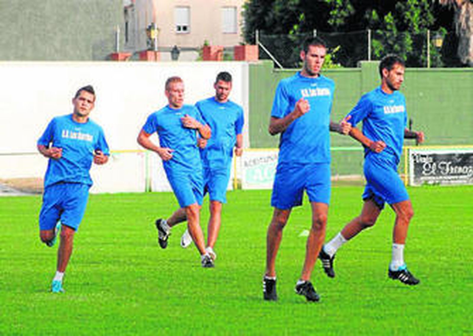 Un entrenamiento de la Unión con Leandro, primero por la derecha.