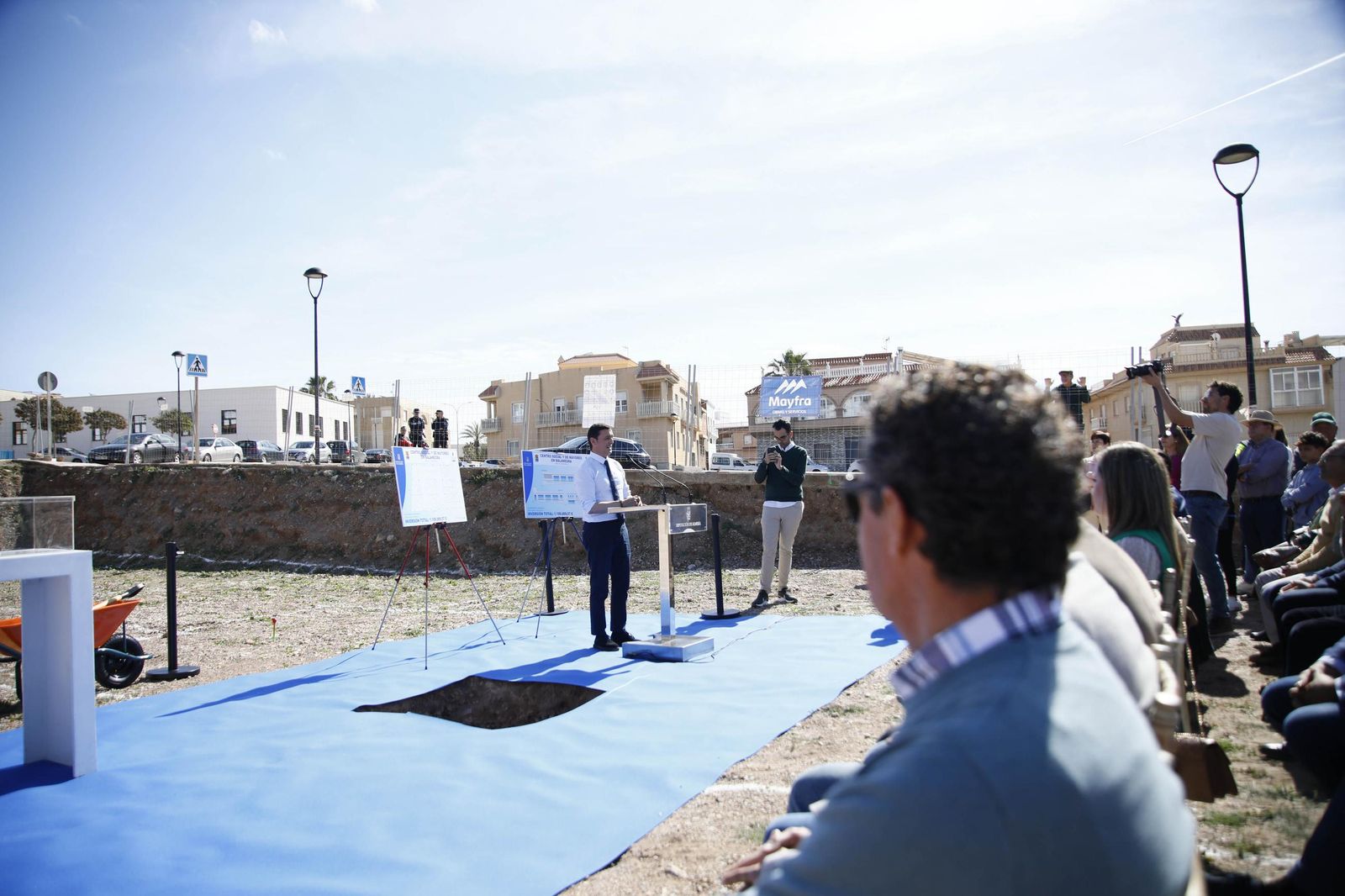 Las imágenes de la primera piedra del Centro de mayores en Balanegra