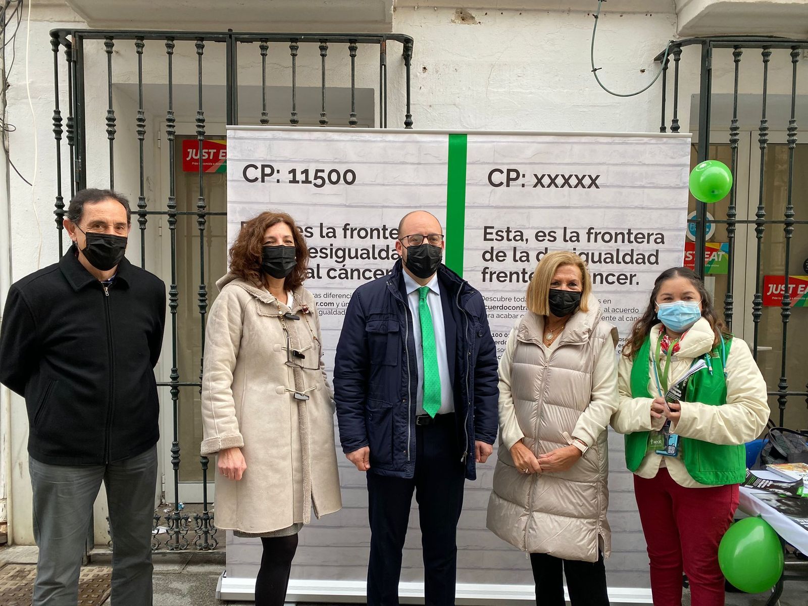 Una imagen de la mesa instalada en la calle Luna, donde han acudido el alcalde y Carmen Lara.