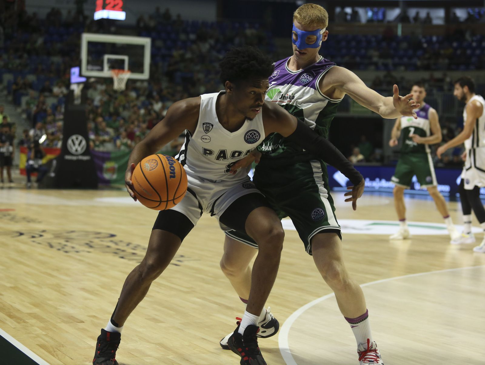 Alberto Díaz defiende con intensidad.