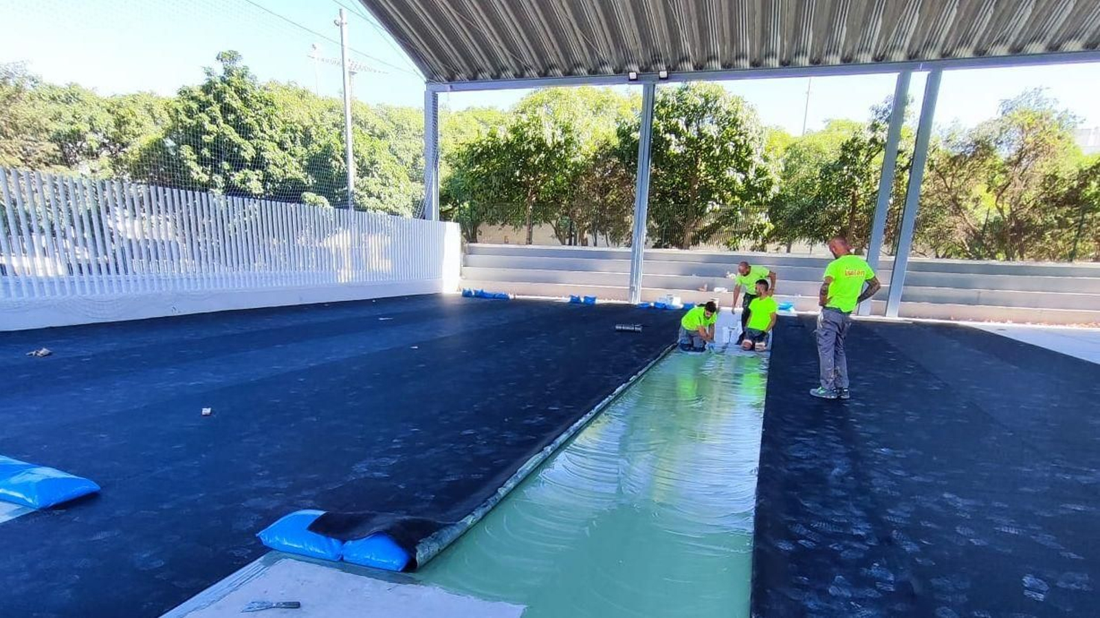 Personal trabajando en las pistas de Loreto.