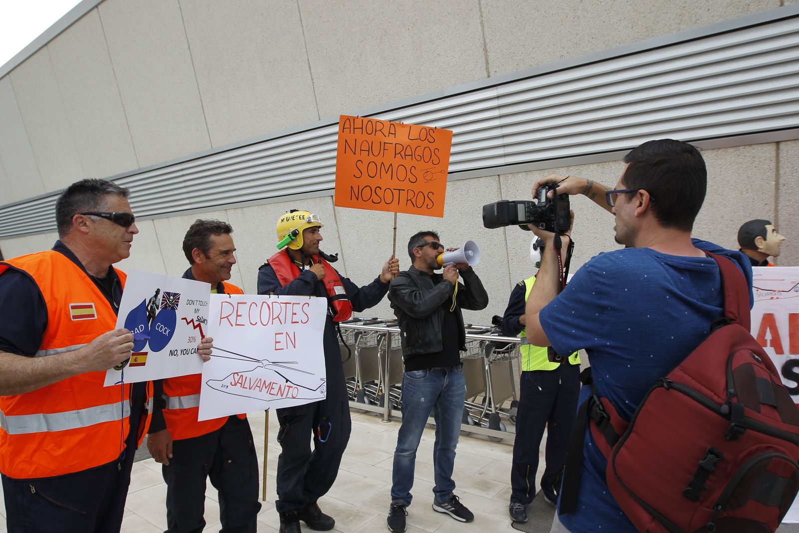 Fotogalería protesta equipo aéreo Salvamento Marítimo en Almería