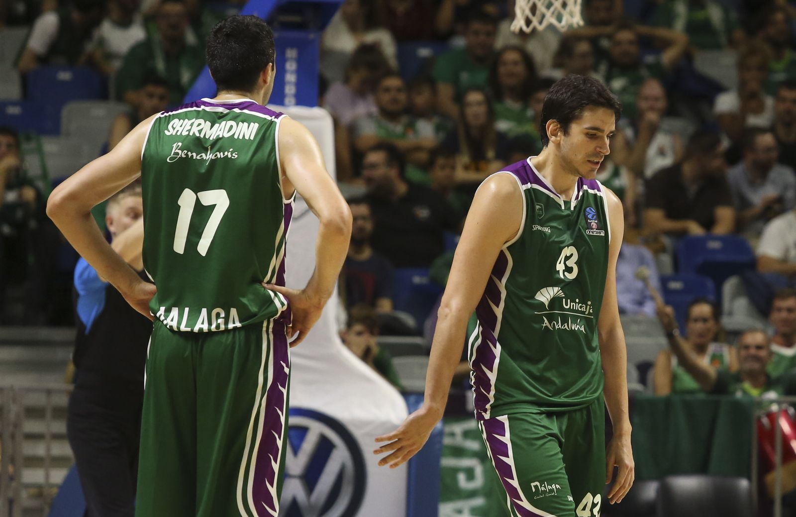 Carlos Suárez y Giorgi Shermadini se lamentan.