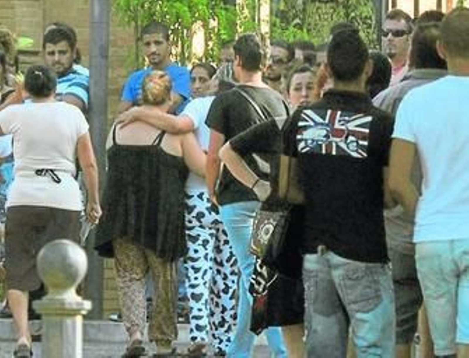 Familiares de la niña fallecida, ayer en el cementerio de San Fernando.