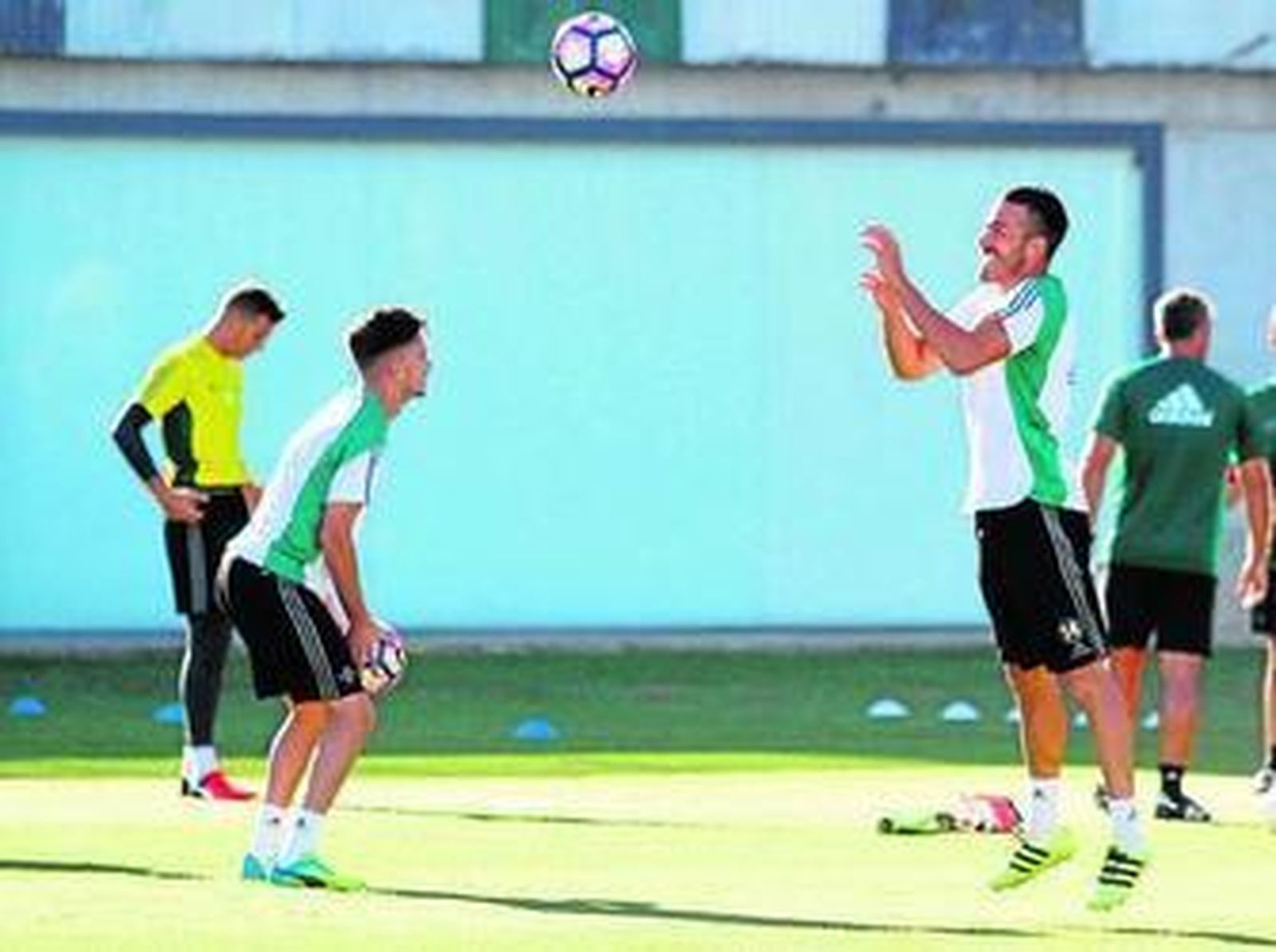 Xavi Torres salta durante un ejercicio del entrenamiento.