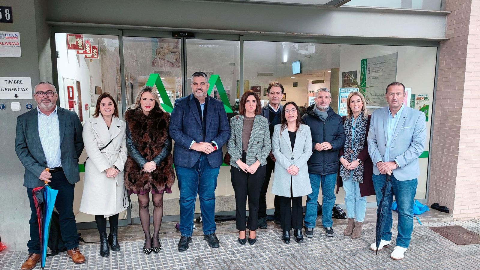 Diputados provinciales y concejales del PSOE en el centro de salud de Alhaurín el Grande.
