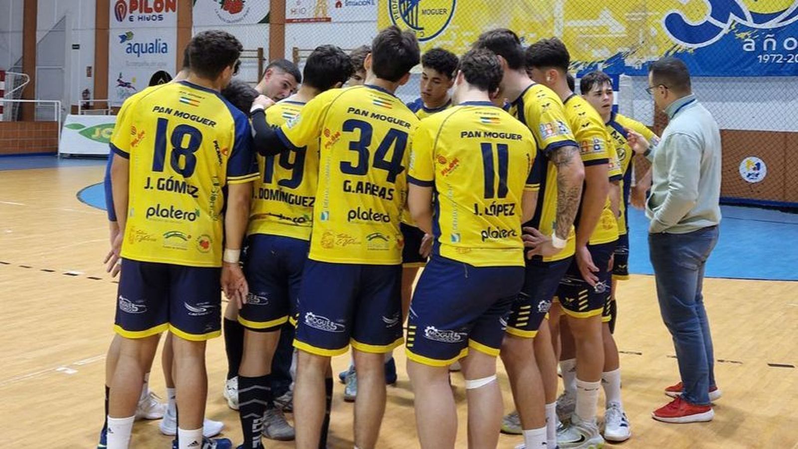 Jugadores del PAN Moguer durante el partido ante Pozuelo.