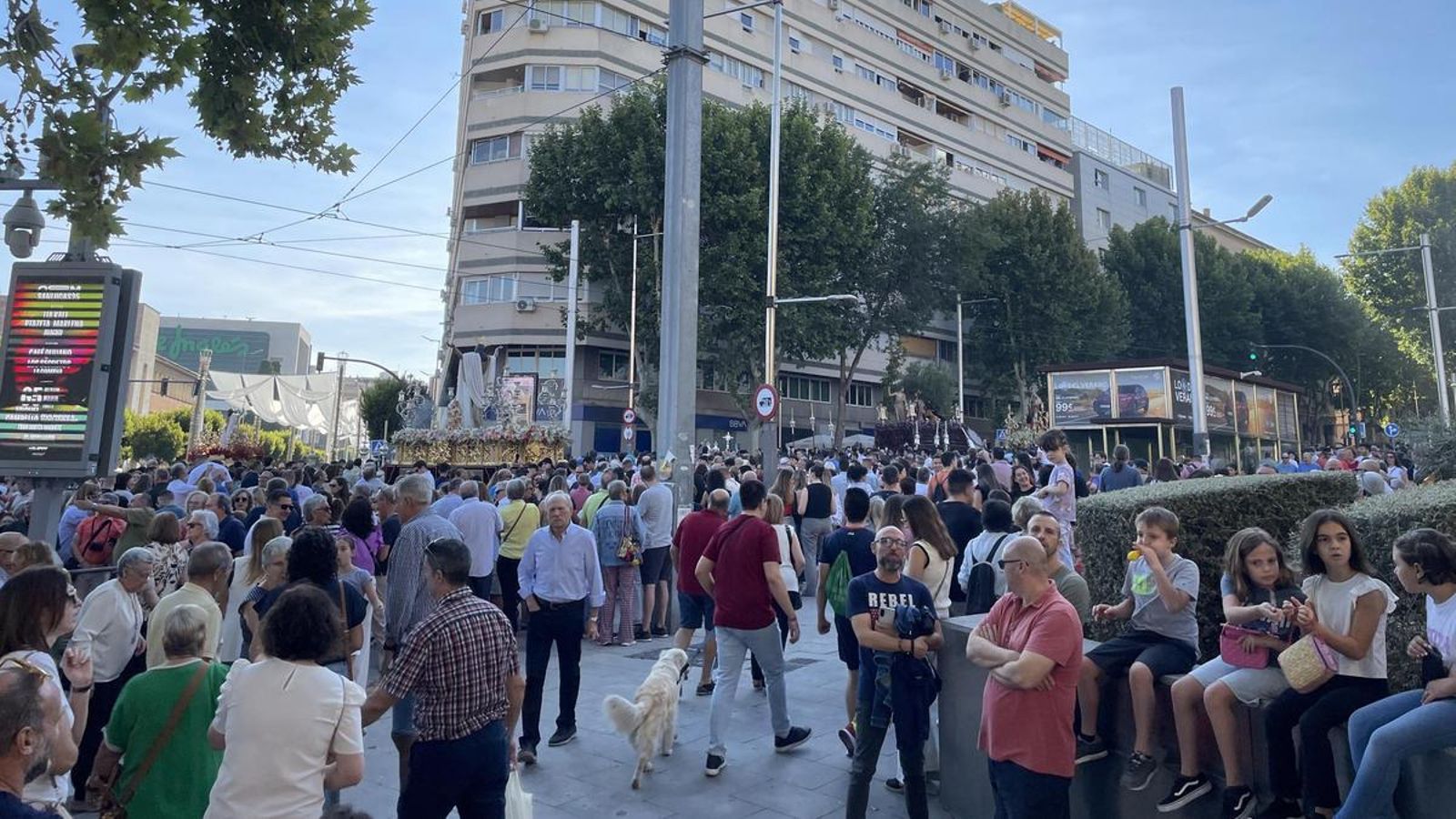 Devotos en el cruce del Paseo de la Estación con la calle Virgen de la Cabeza.