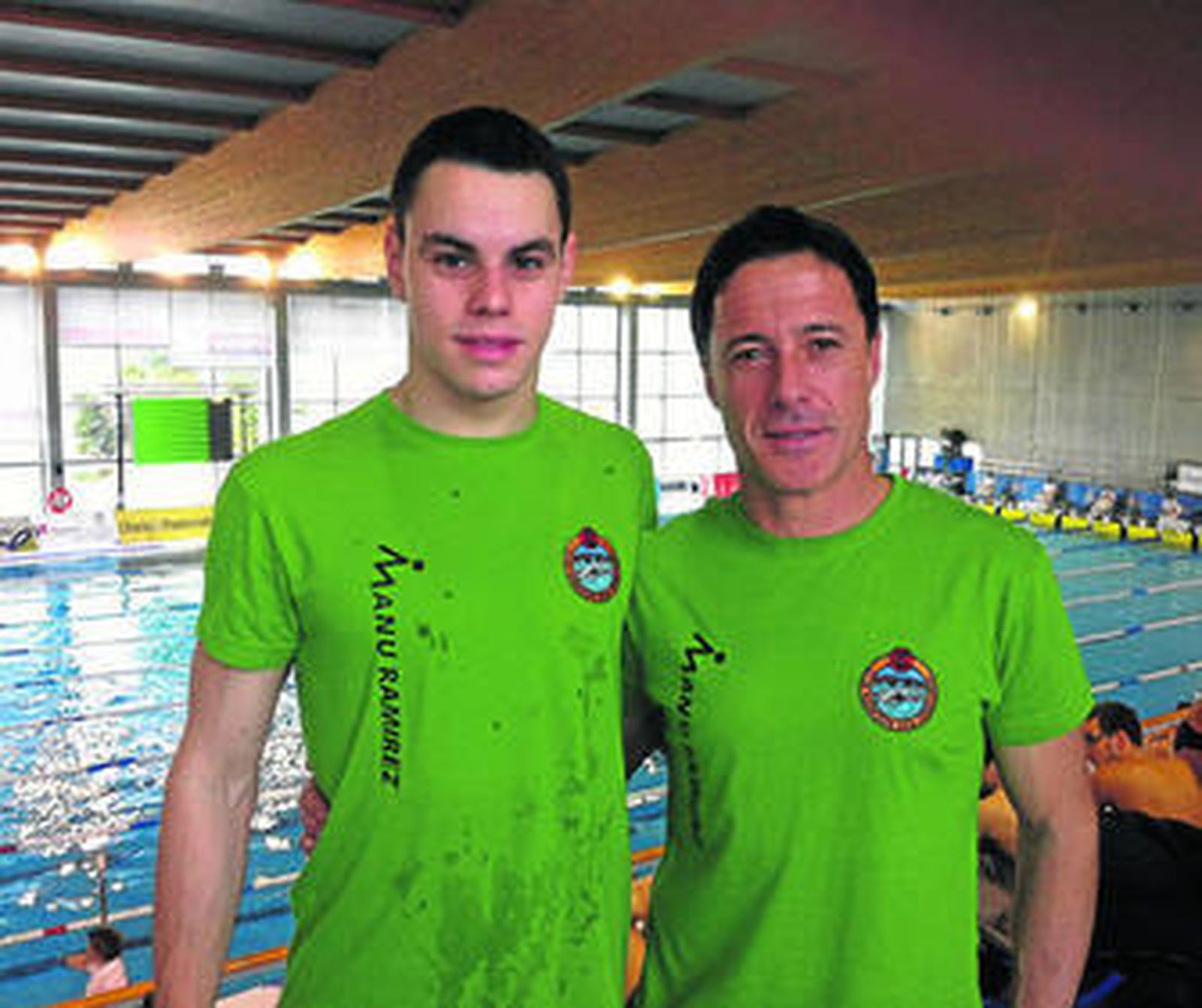 Manuel J Ramírez junto a Pachi Arce en la piscina gallega.