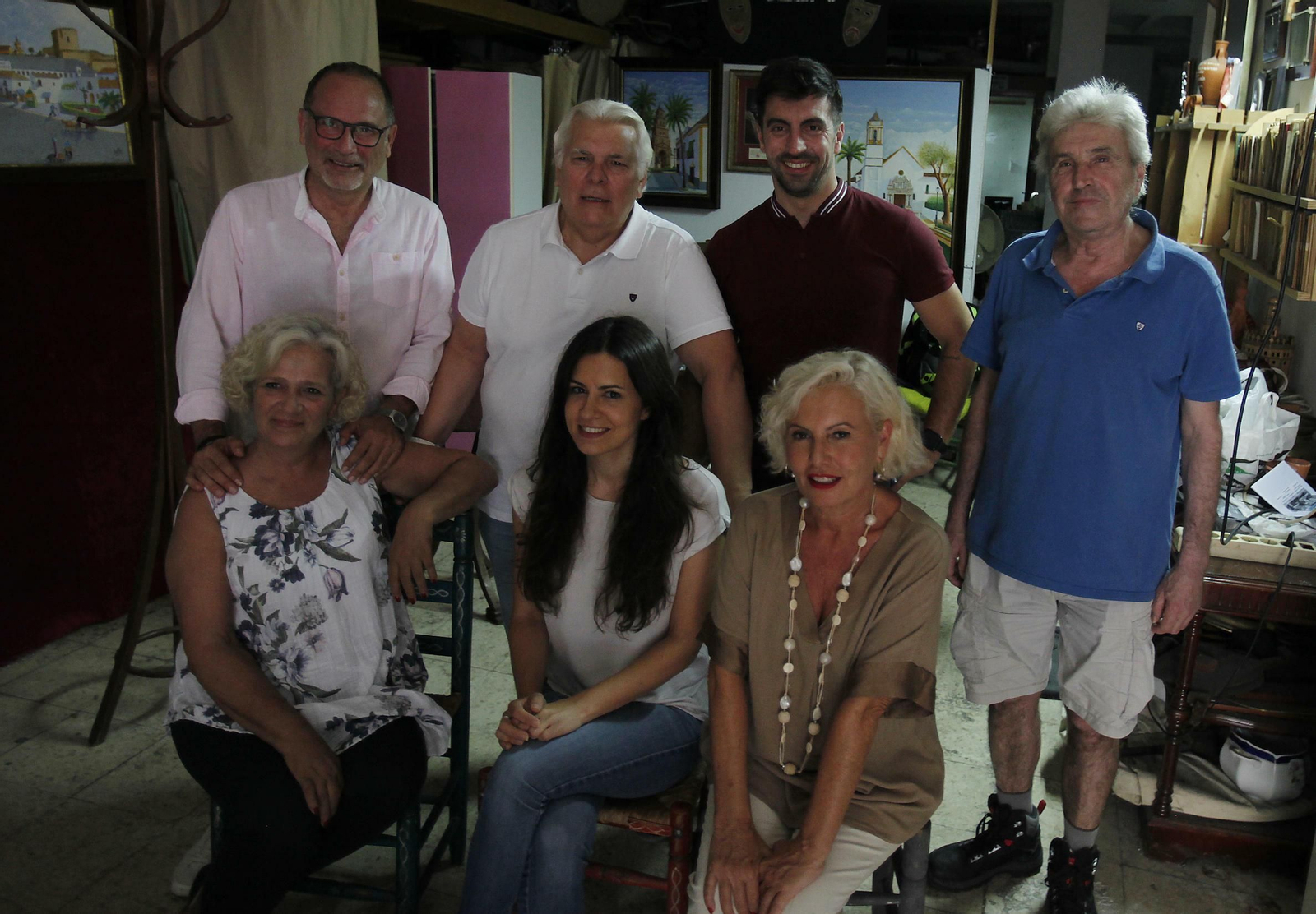 De izquierda a derecha, de pie: Ángel Lorente, Pepe Rodríguez, Juan Antonio Mateos, Kaky. Sentadas: Encarna Peña, Mari Paz Luque, Isabel López.