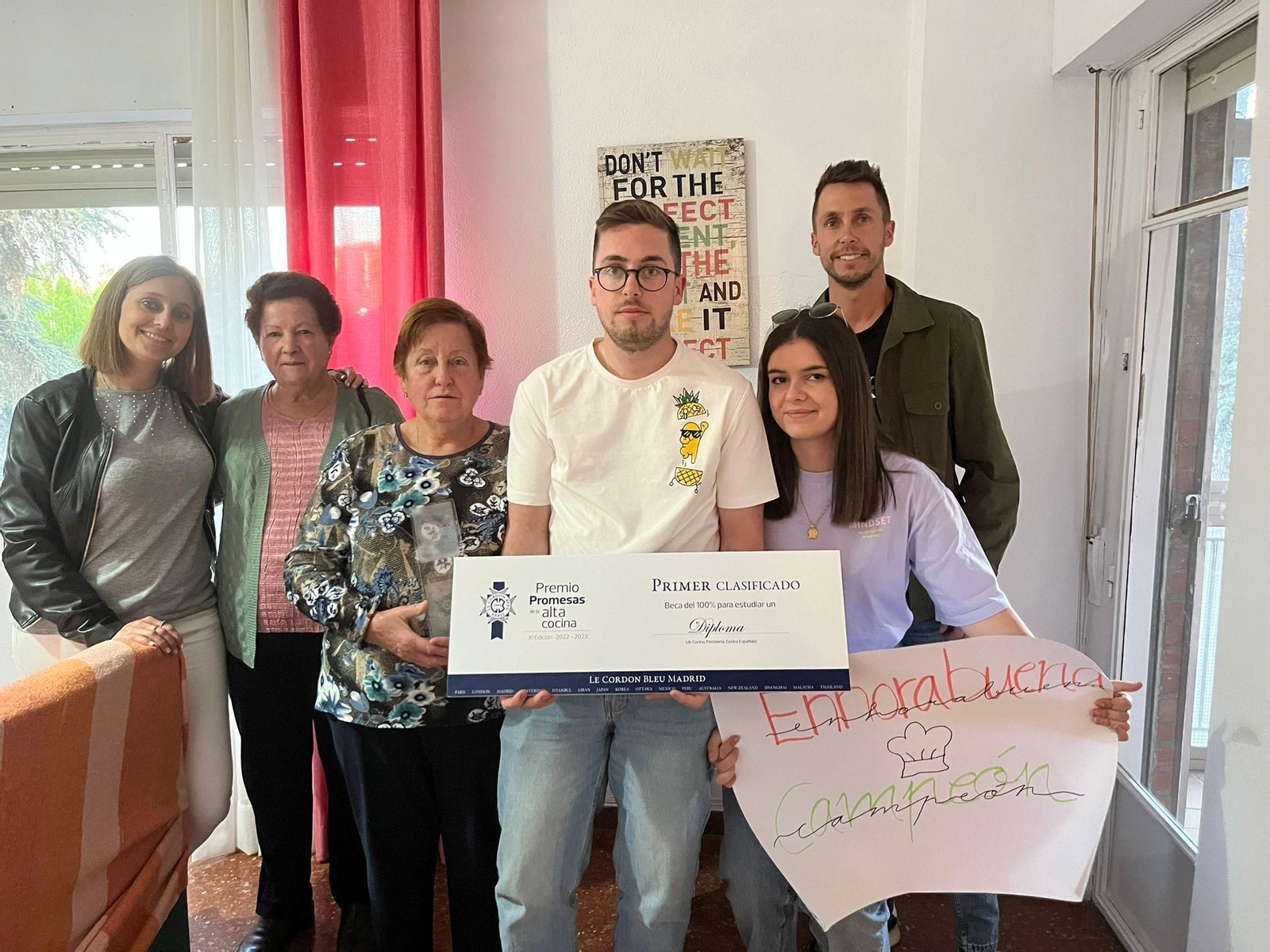 Raúl Campillo y su familia, ya en Granada, tras ganar el XI Premio Promesas de la Alta Cocina de Le Cordon Bleu