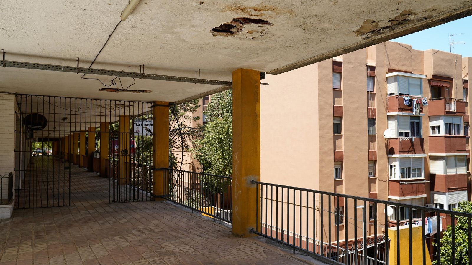 Así es la dejadez en el Centro Cívico de la reconquista.