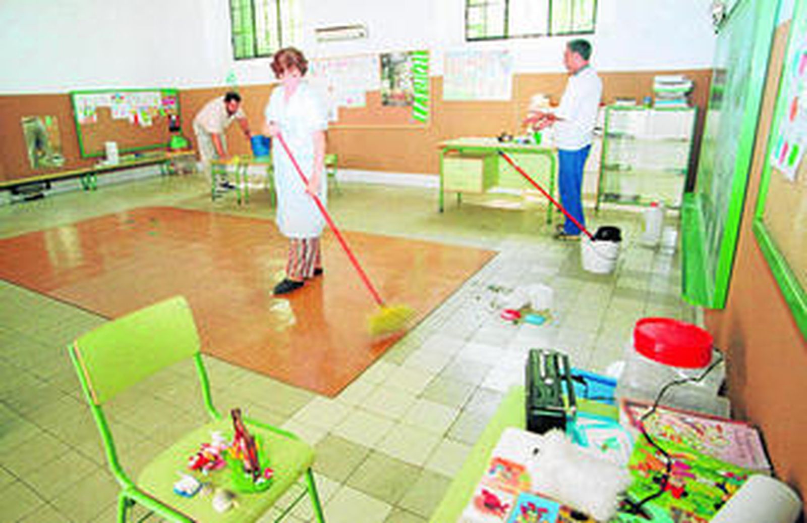 Tareas de limpieza en un colegio público de Sevilla, en una imagen de archivo.