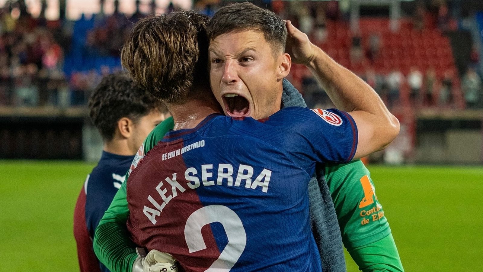 Ramón Vila celebra con un compañero el triunfo del Eldense.