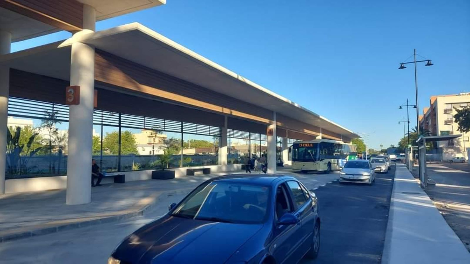 La nueva estación de autobuses durante su primer día de funcionamiento. La nueva estación de autobuses durante su primer día de funcionamiento.