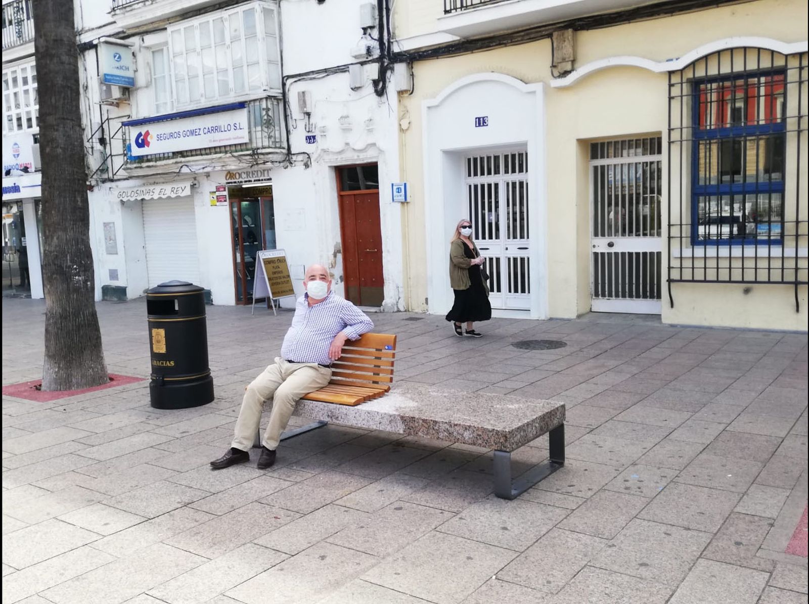 Nuevos bancos colocados en la calle Real de San Fernando.