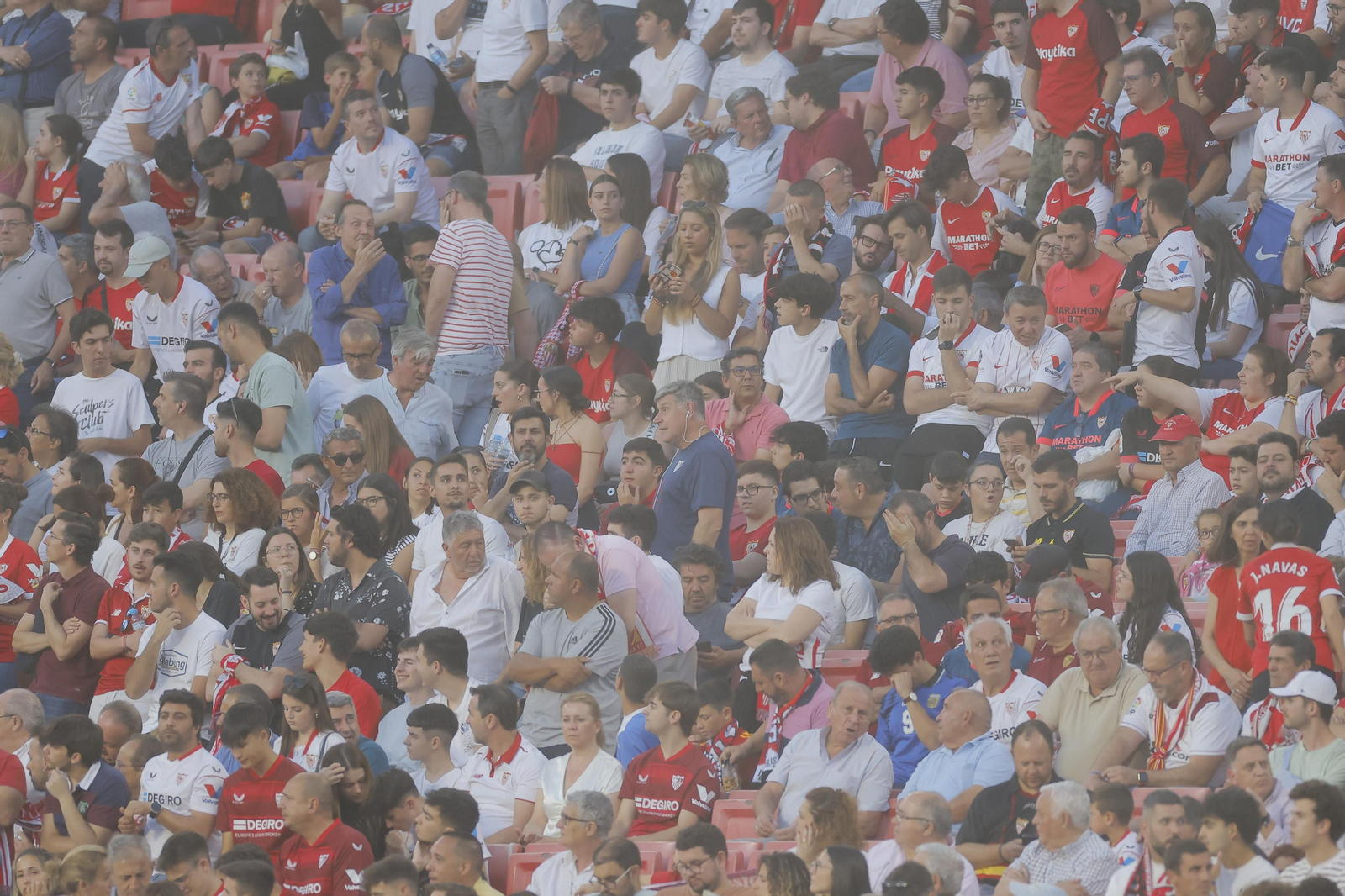 Búscate en las fotos del Sevilla-Girona