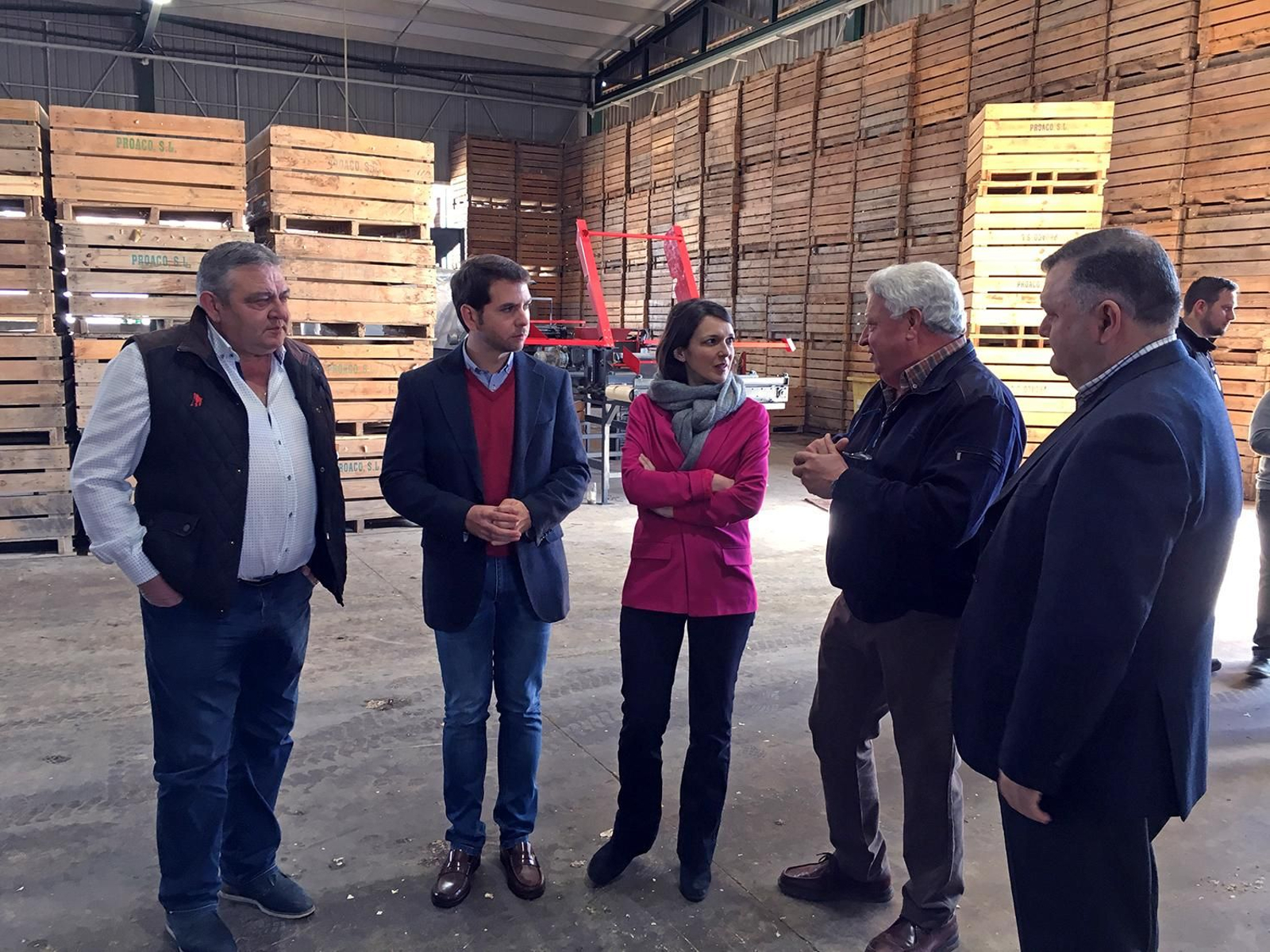Isabel Ríos, en el centro, durante su visita a la empresa Proaco.