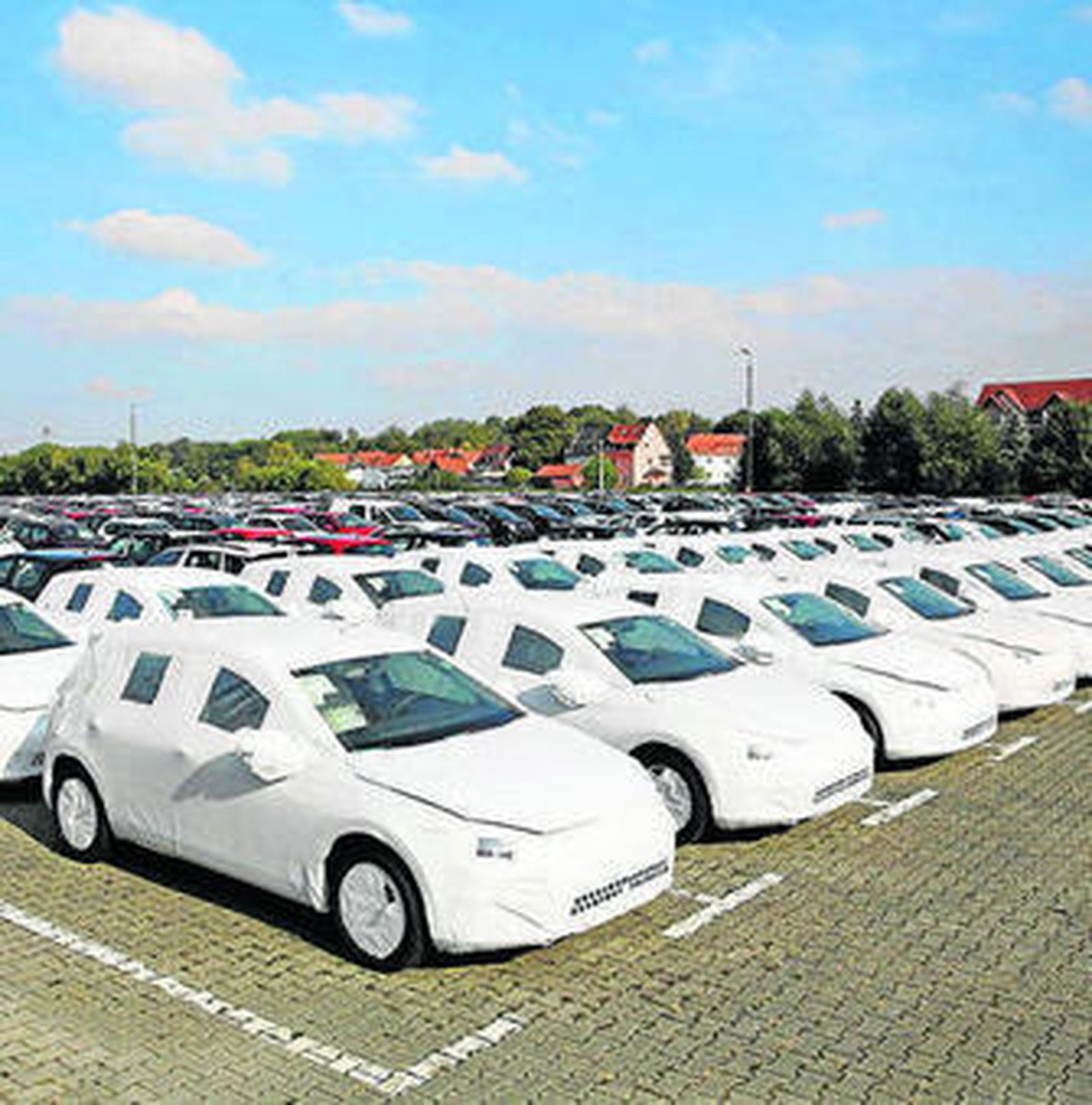 Vehículos de Volkswagen preparados para ser distribuidos.