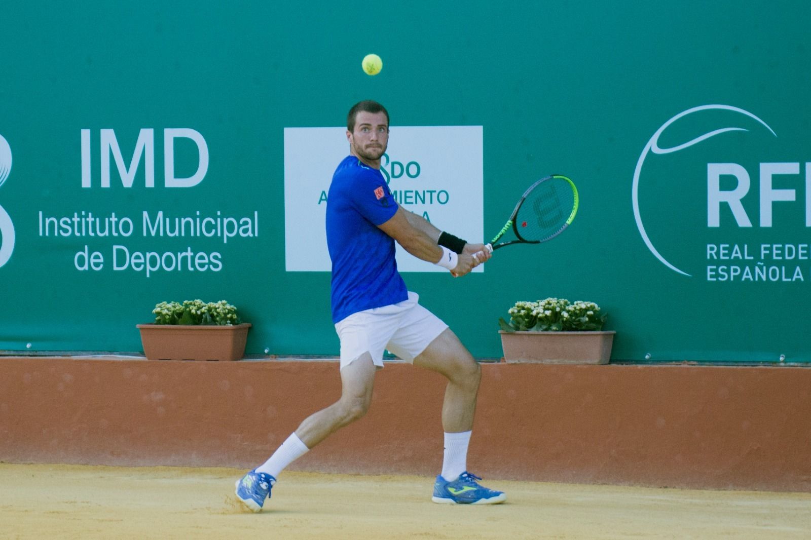 Martínez, en un momento de golpear la bola.