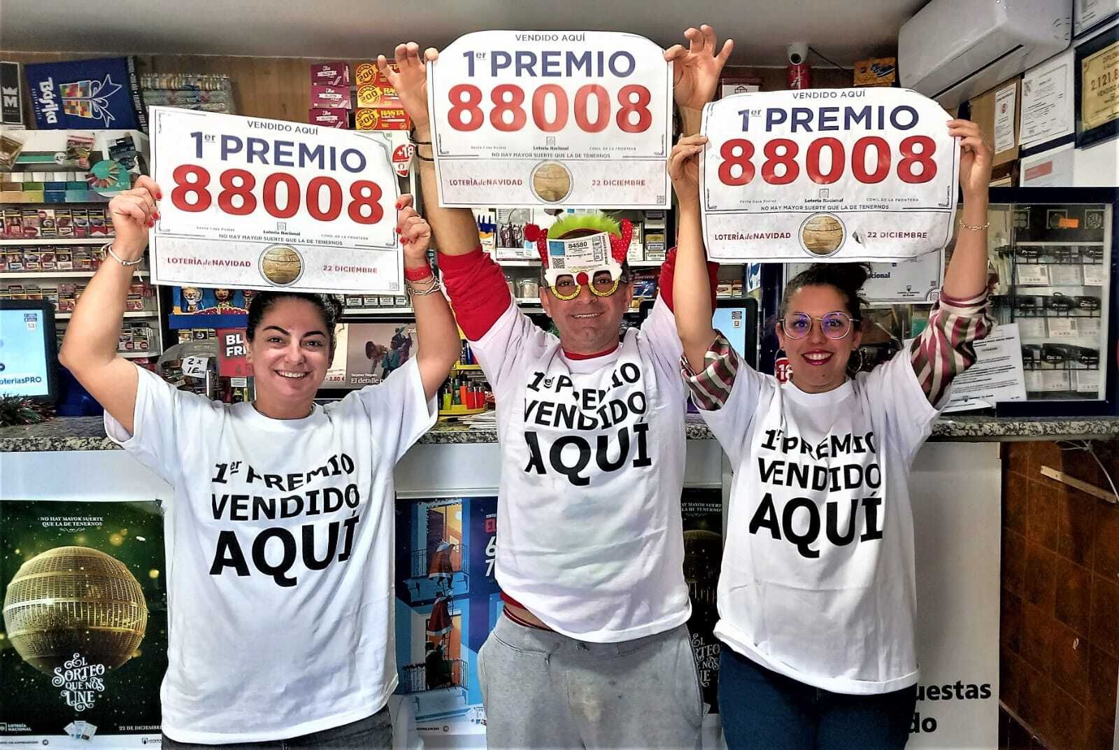 Las imágenes de la celebración del Gordo de la Lotería de Navidad 2023 en Cádiz