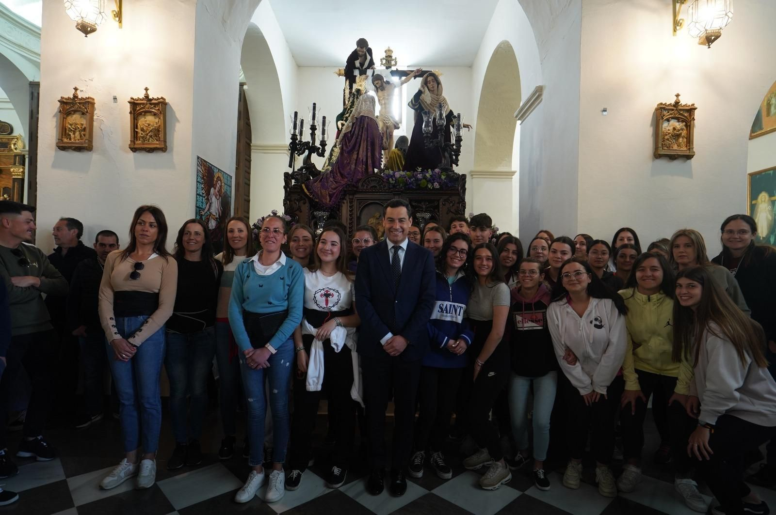 Juanma Moreno posa con la cuadrilla de costaleras de la Cofradía de Santiago de Baza