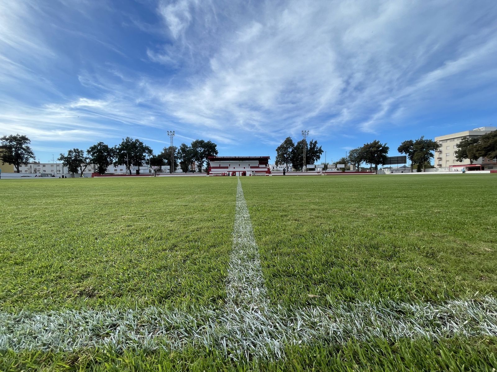 Imagen del césped del Municipal chiclanero, escenario del encuentro.