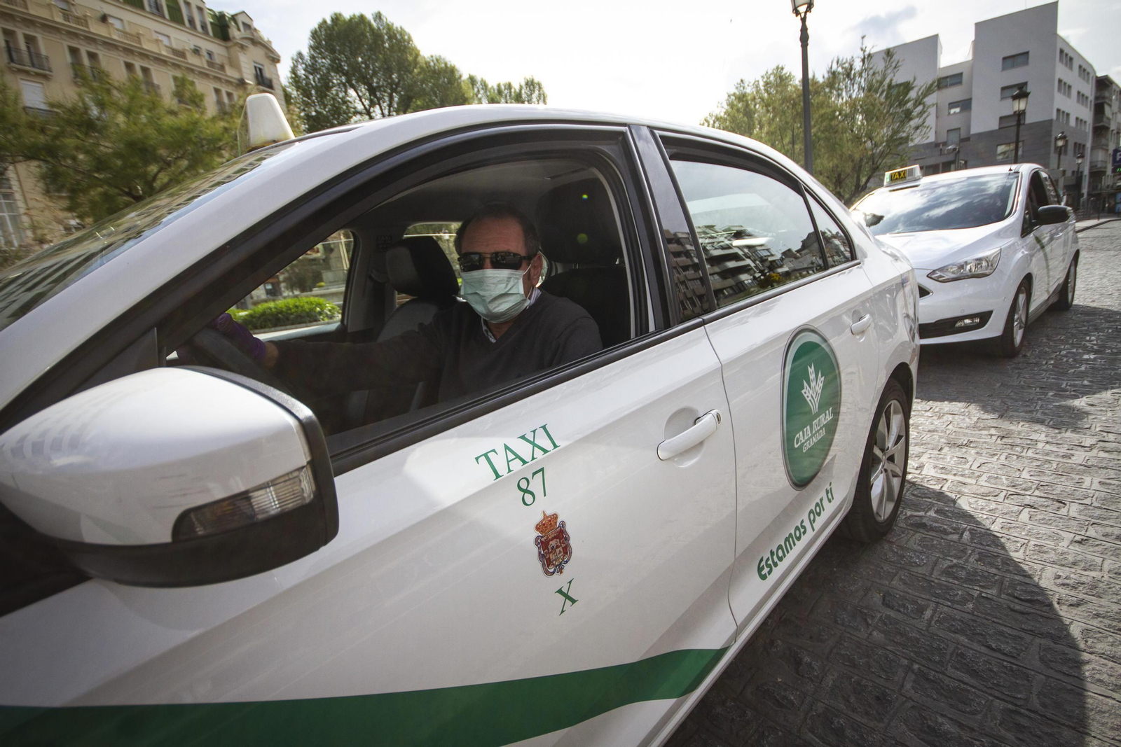 Algunos taxistas de Granada usaban mascarillas propias en estos días pasados