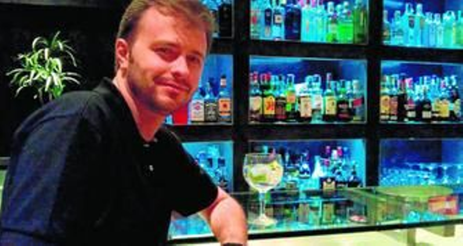 Javier Márquez Sánchez (Sevilla, 1978) es escritor y periodista, y actualmente trabaja como jefe de Cierre de la revista 'Esquire'.