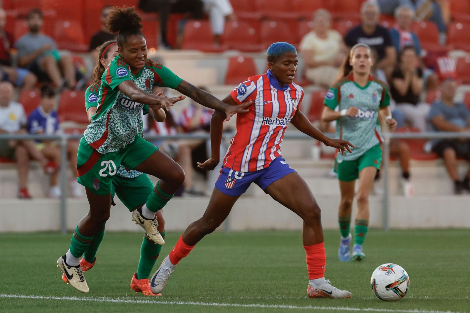 Jujuba persigue a una jugadora del Atlético de Madrid.