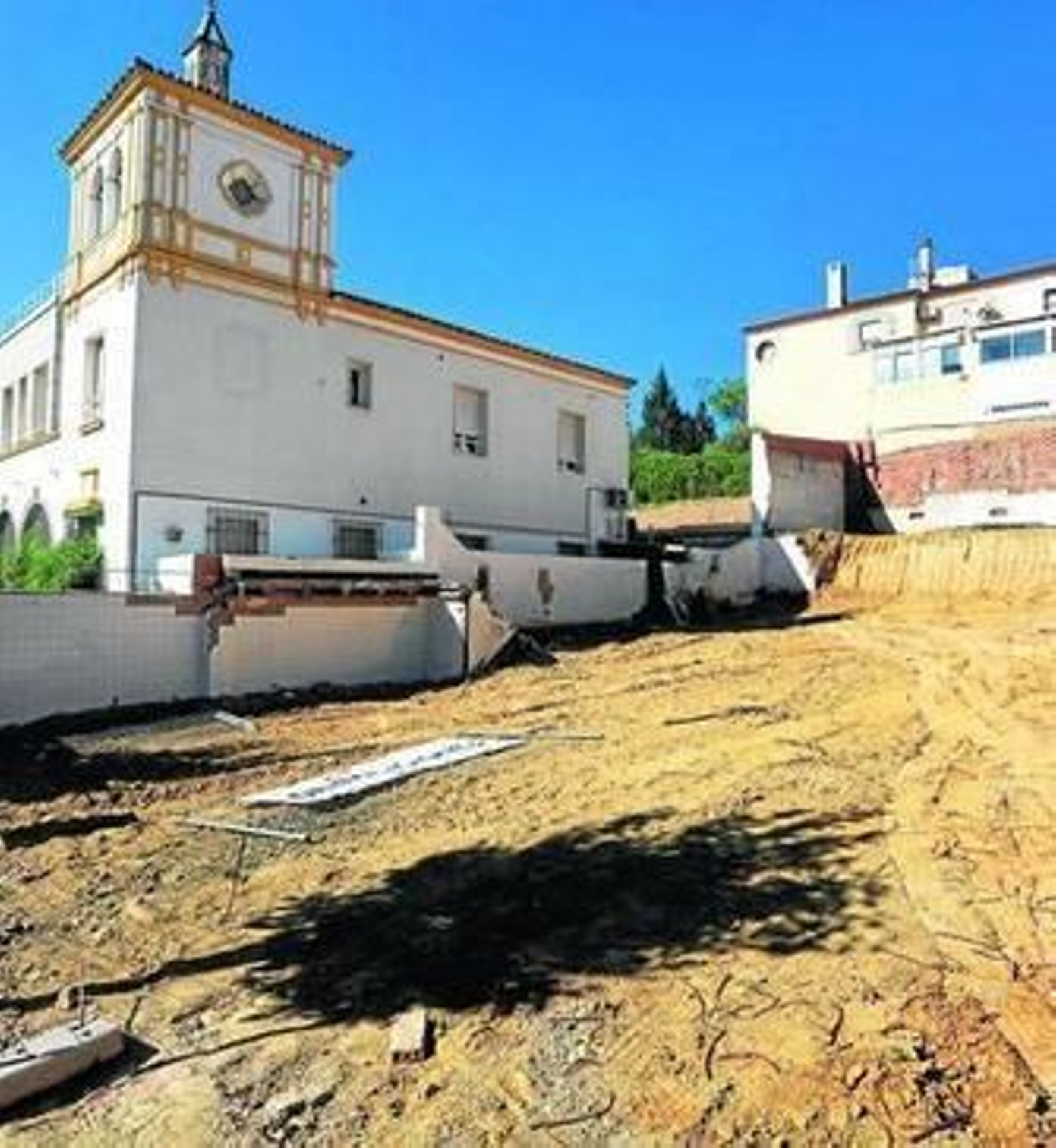 Imagen anterior al derribo de la sede del PSOE, que se ubicaba junto a la clínica.