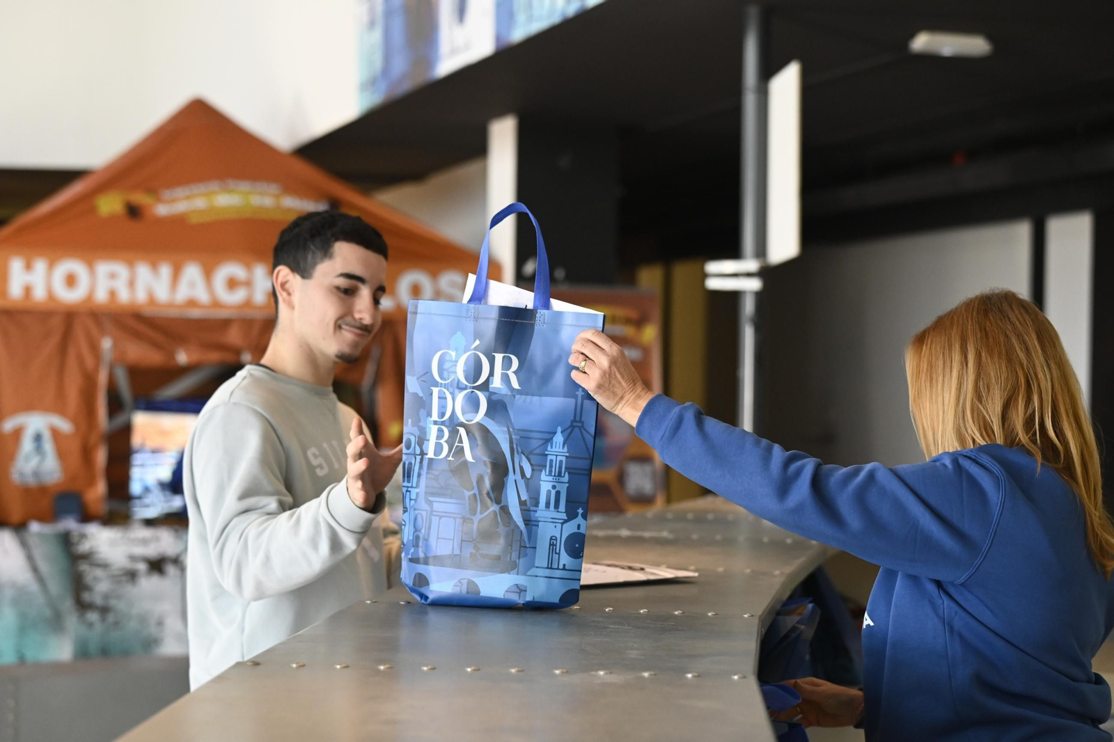 La Feria del Corredor y la entrega de dorsales para la Media Maratón de Córdoba 2025, en imágenes