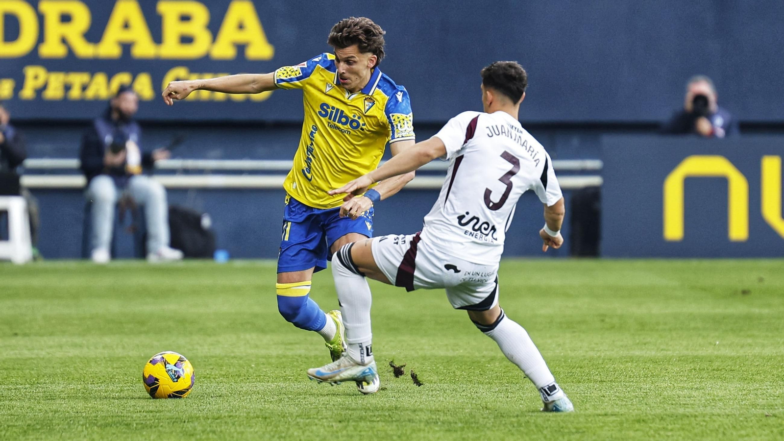 Iván Alejo trata de superar al defensa gaditano del Albacete, Juan María,