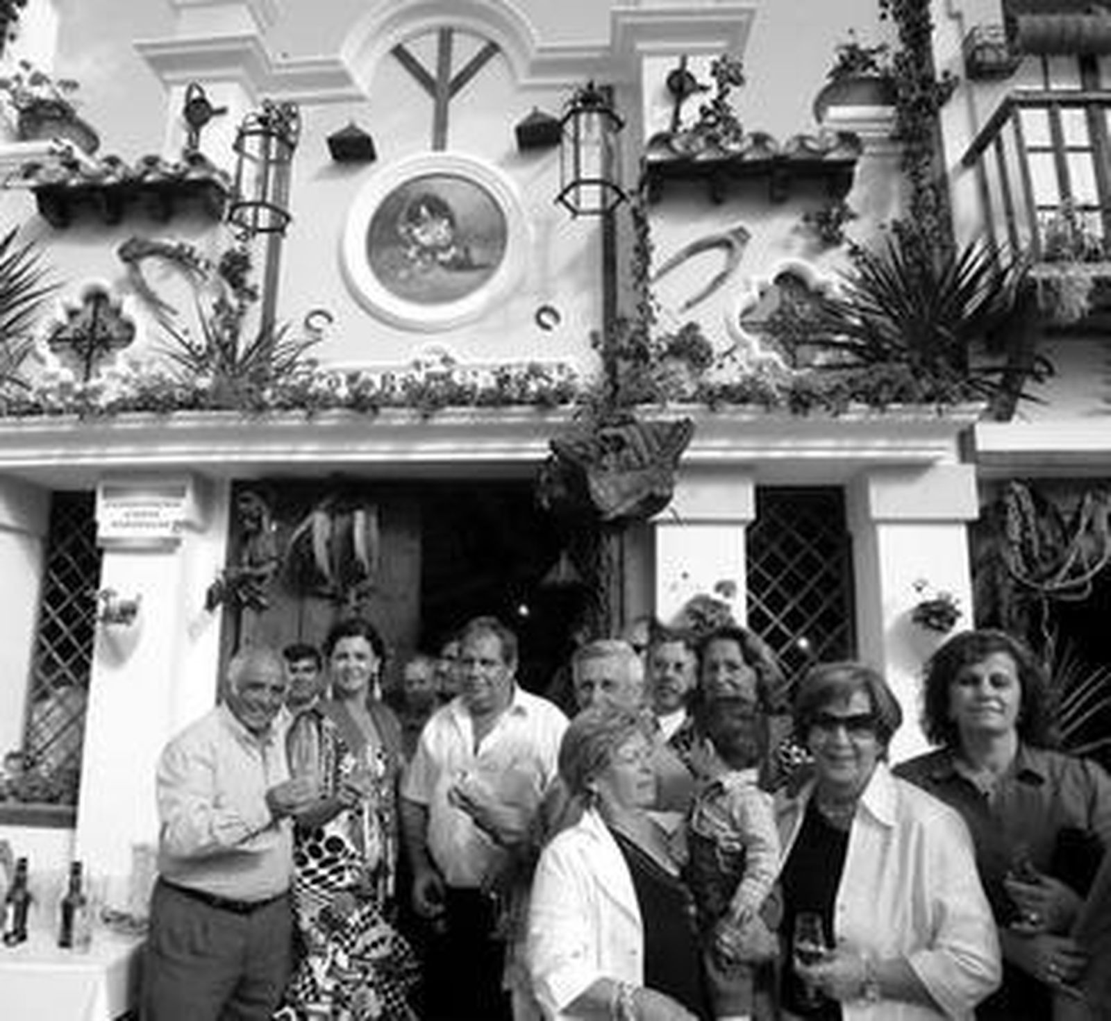 Los miembros de la caseta de Los Pollitos brindando con María Dolores Barroso.