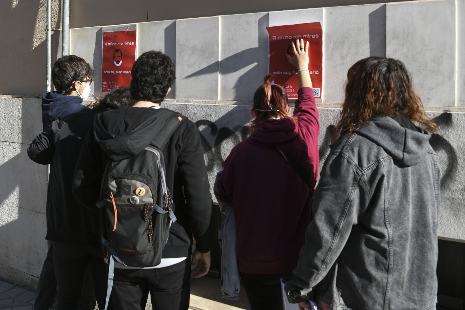 Sentada y pegada de carteles contra la "mala praxis" de un profesor de la UGR