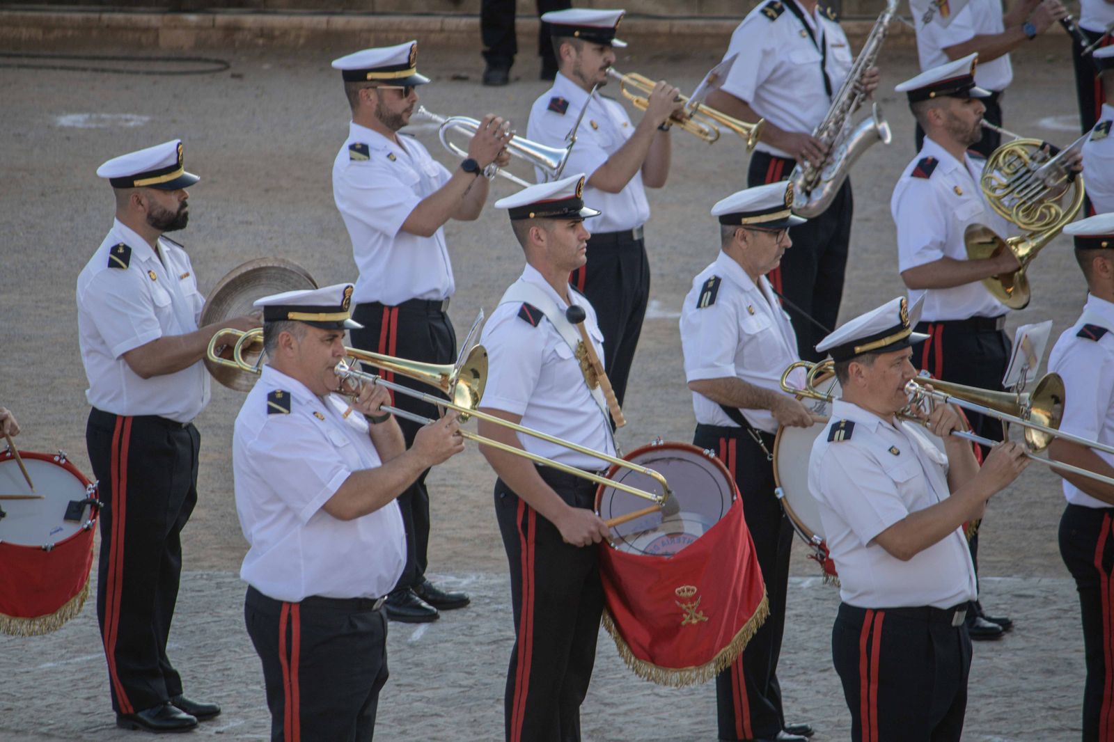 Las bandas de música se lucen antes del Día de las Fuerzas Armadas en Granada
