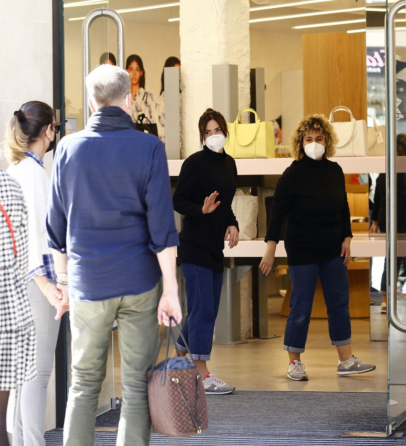 Clientes a las puertas de una tienda en Málaga.