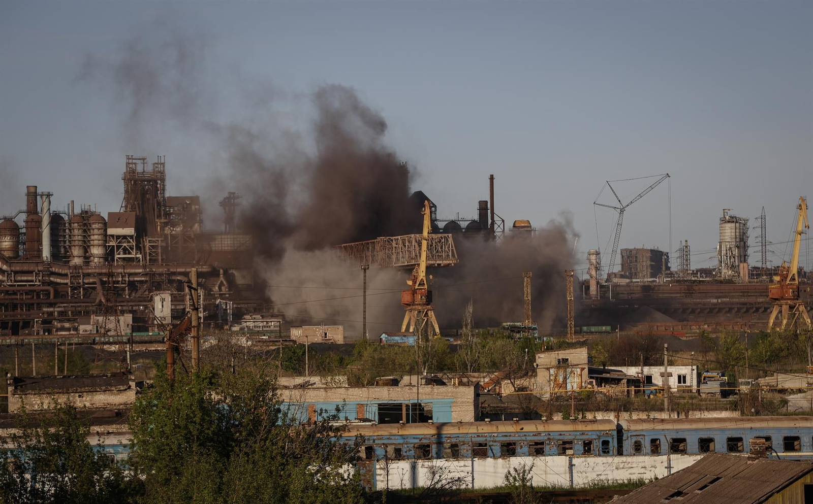 Una columna de humo se eleva desde la acería de Azovstal, en Mariupol