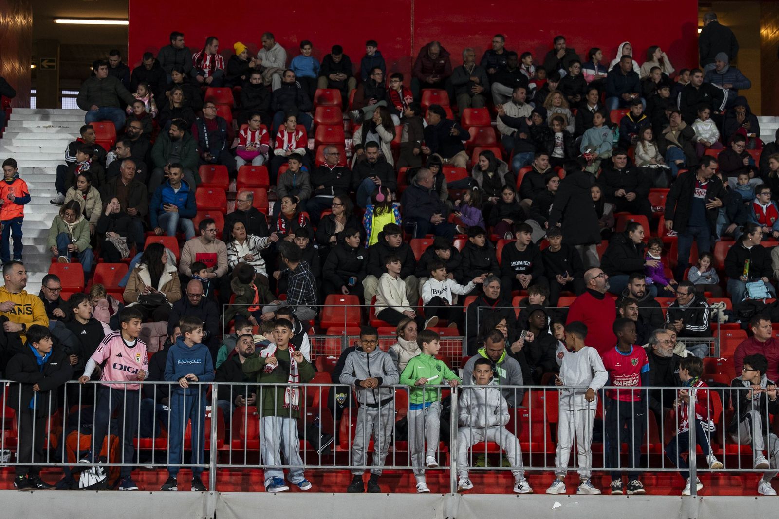 Fotogalería del partido homenaje a Guillermo Blanes entre los veteranos de la UD Almería y el FC Barcelona