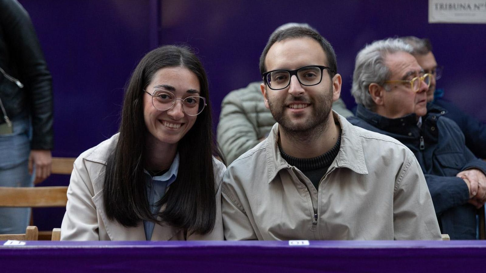 Los cofrades se rinden ante los grandes pasos de misterio del Lunes Santo