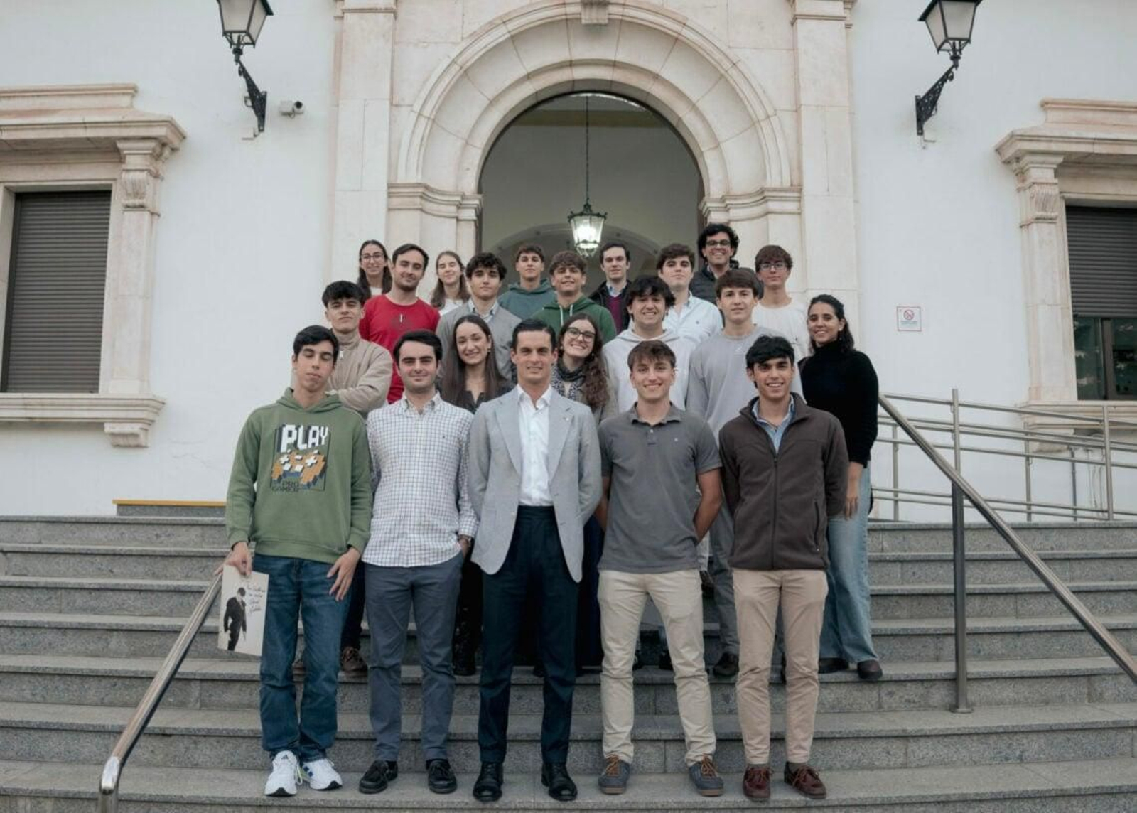 Galván posa con los universitarios en la escalinata del Mayor Hernando Colón.