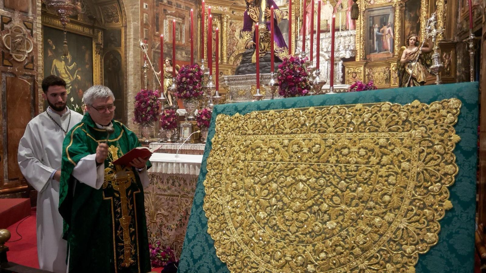 Momento de la bendición de la nueva saya